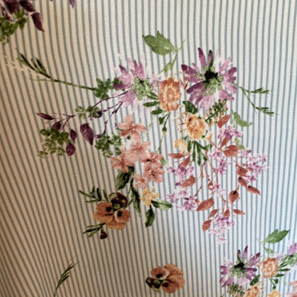 Beautiful floral top. - Picture 2 of 3